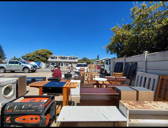 240M² BUILDING FOR SALE IN JEFFREYS BAY CENTRAL